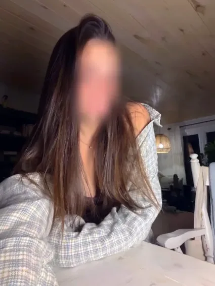 Clara, 22